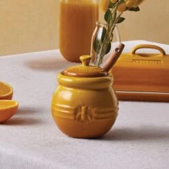 Le Creuset Honingpot Met Spatel Aardewerk Nectar 12 Le Creuset Honingpot Met Spatel Aardewerk Nectar -Keukengerei Winkel le creuset honingpot met spatel aardewerk nectar 1