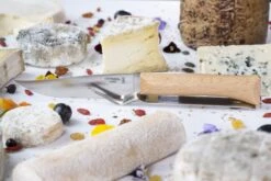 Opinel Cheese Kaasmes Met Vork 25 Cm Rvs Hout 6 Opinel Cheese Kaasmes Met Vork 25 Cm Rvs Hout -Keukengerei Winkel opinel fromagethierryvallier 63 0