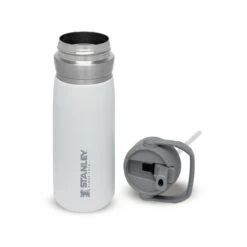 Stanley The IceFlow Flip Straw Water Bottle 650 Ml Polar -Keukengerei Winkel stanley thegoiceflowflipstrawwaterbottle0.65l 22oz polar 4 1800x1800